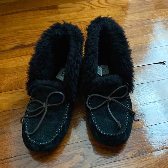 Ugg Slippers - Picture 1 of 3